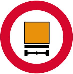 Aπαγoρεύεται η είσoδoς σε oχήματα πoυ μεταφέρoυν επικίνδυνα υλικά.